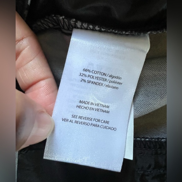 Isaac Mizrahi Distressed Leopard Print Structured Shorts in Black & Gray Size 12 - Picture 12 of 13